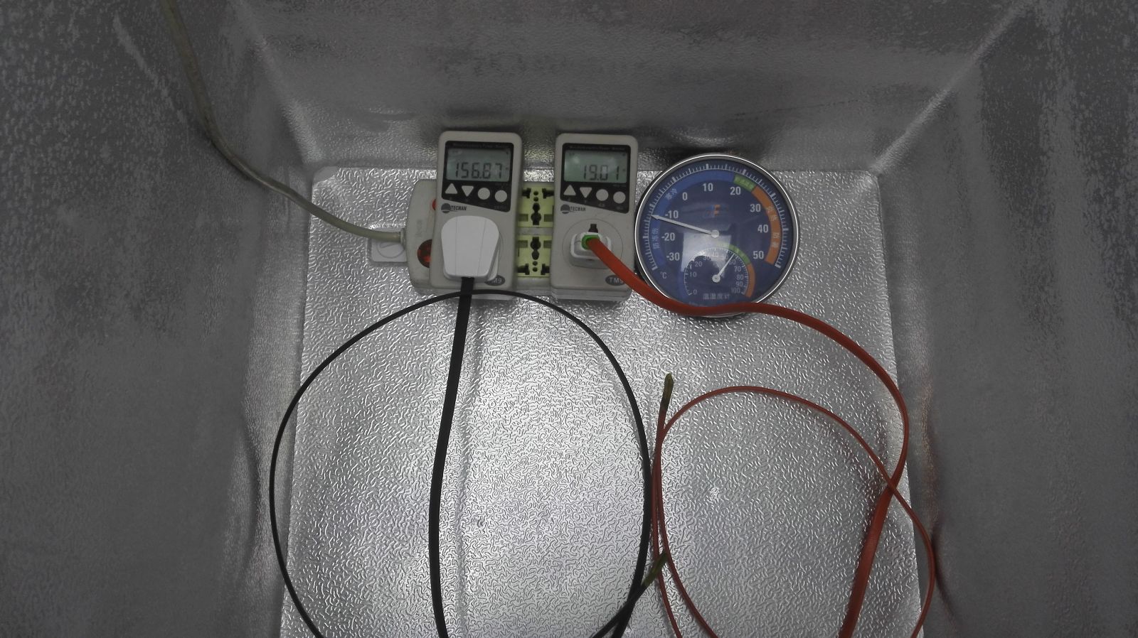 太陽能專用電熱帶和傳統(tǒng)自限溫電伴熱帶實(shí)驗(yàn)對比圖